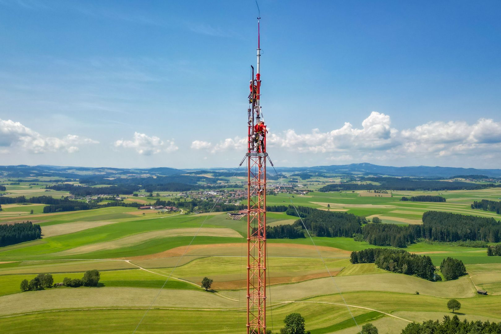 Energiewerkstatt führt Windmessung für die VERBUND AG im Mühlviertel durch 41 Energiewerkstatt Windmessungen VERBUND AG Muehlviertel Rainbach Gruenbach 120 Meter Windmessmast 1 uai
