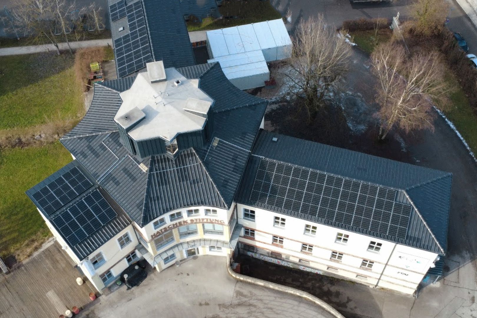 Energiewerkstatt stärkt nachhaltige Energieversorgung im OKH Vöcklabruck 27 Energiewerkstatt Offenes Kulturhaus Voecklabruck OKH Photovoltaik Anlage uai