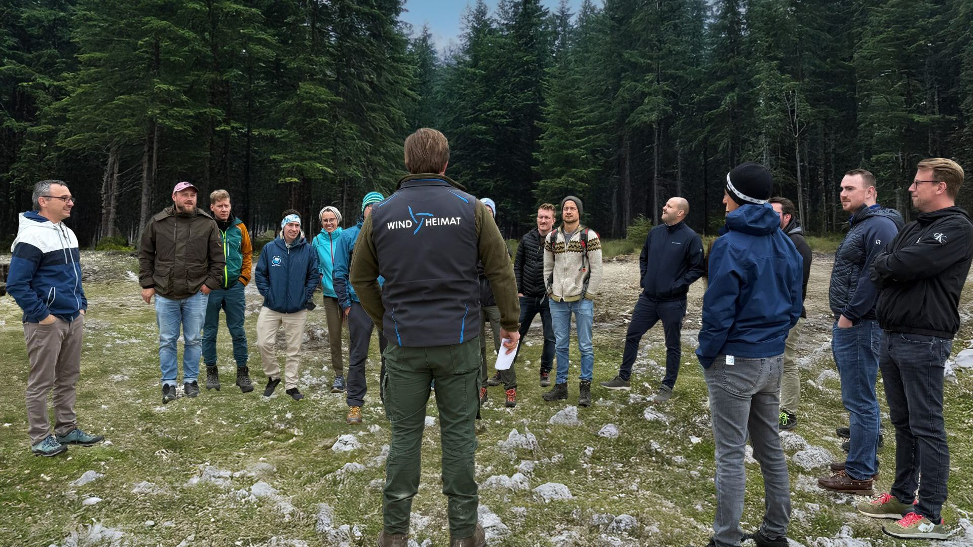 EWS Betriebsausflug Gruene Wiese mit Wald uai