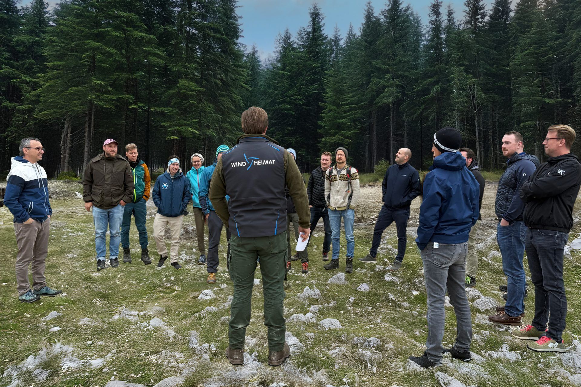 Betriebsausflug der Energiewerkstatt in die Steiermark 22 EWS Betriebsausflug Gruene Wiese mit Wald uai