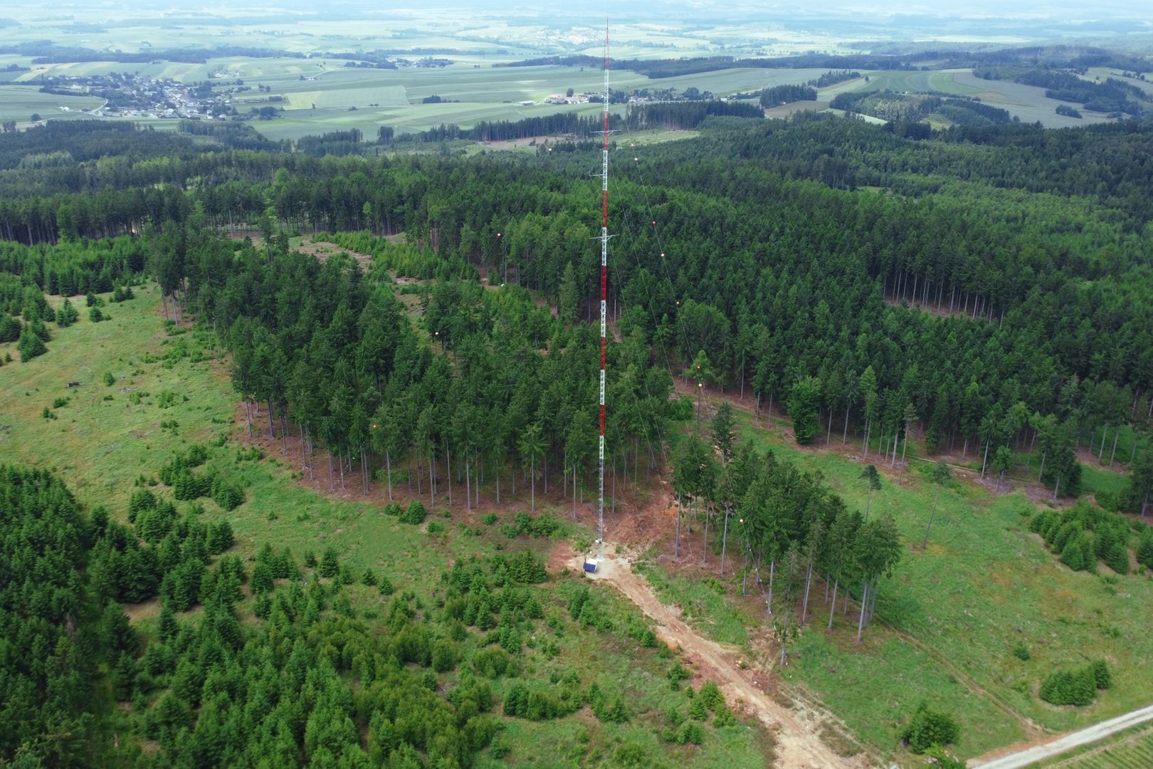 Energiewerkstatt errichtet 140-Meter-Windmessmast für W.E.B. 16 Energiewerkstatt 140 Meter Windmessmast Predigtstuhl Drone uai